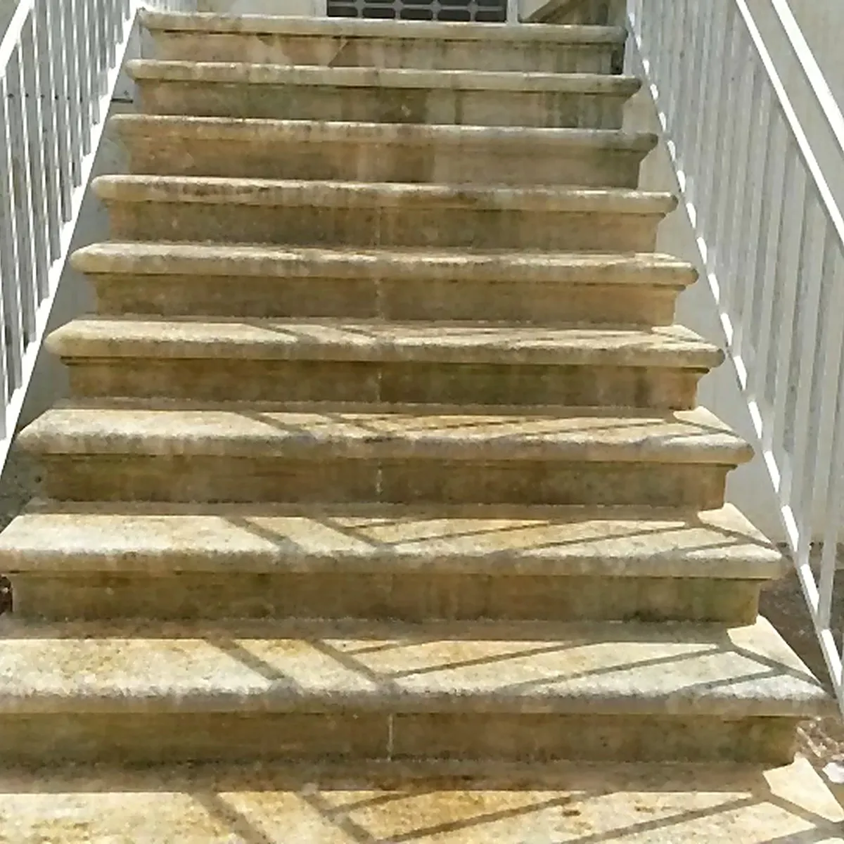 Dieselbe Treppe nach der Reinigung: die Stufen zeigen wieder den warmen, hellen Farbton des Natursteins
